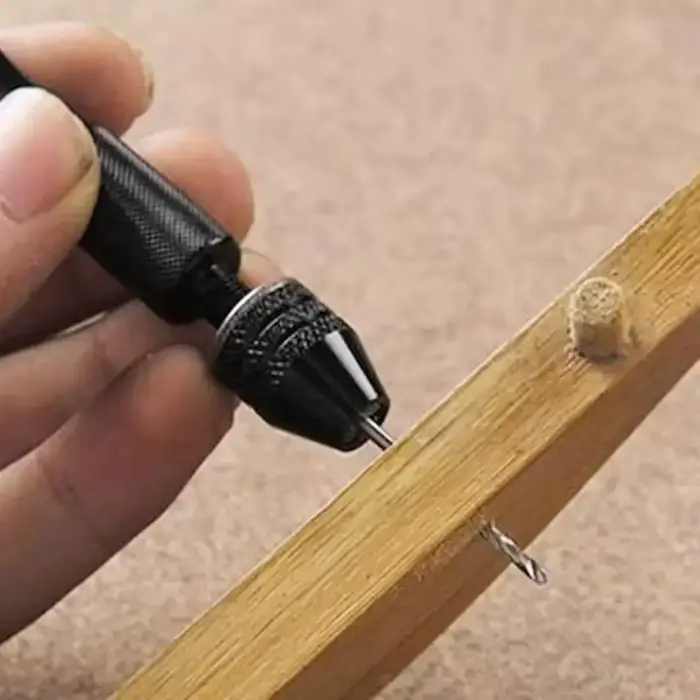 Mini ensemble d'outils avec perceuse hélicoïdale à main noire