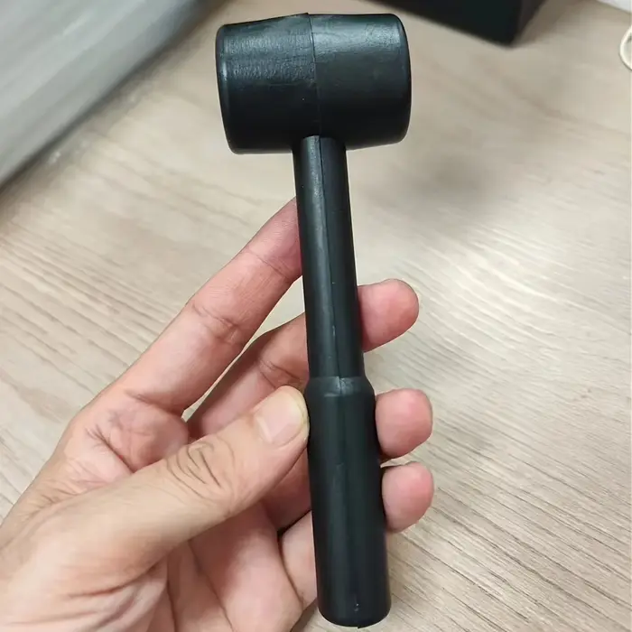 Maillet en caoutchouc noir – outil durable et polyvalent pour le bricolage