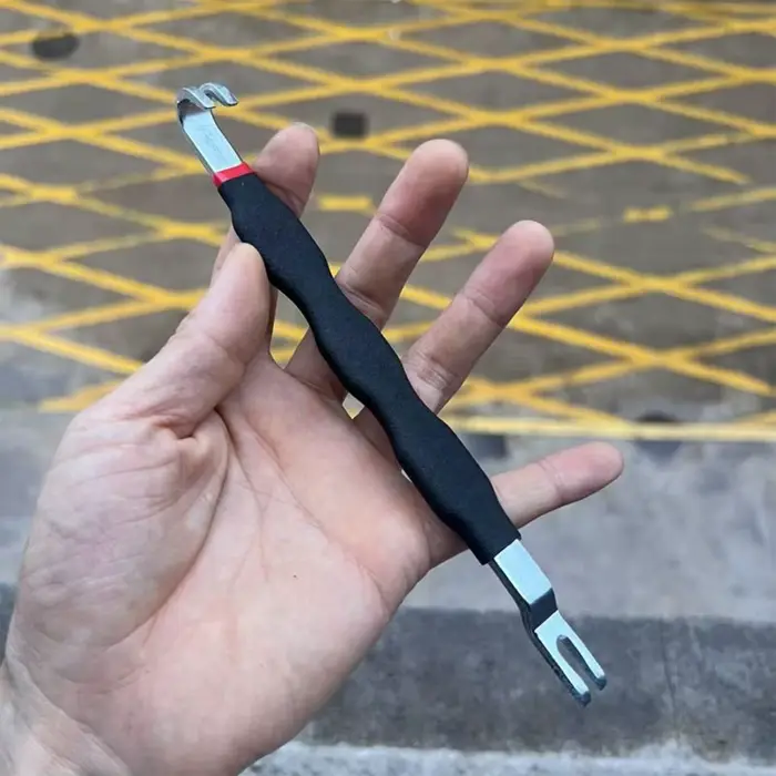 Outil de démontage de connecteurs automobiles