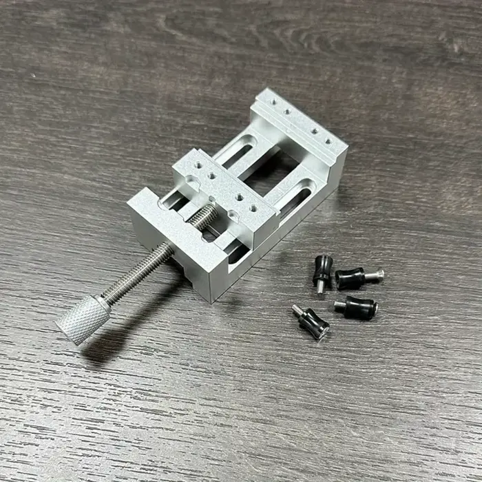 Mini étau de presse-perceuse 0-47 mm avec mâchoires en caoutchouc anti-rayures pour la fabrication artisanale et les petites réparations