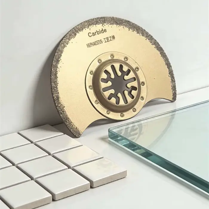 Outil oscillant multi-lames pour l'élimination de la boue de ciment