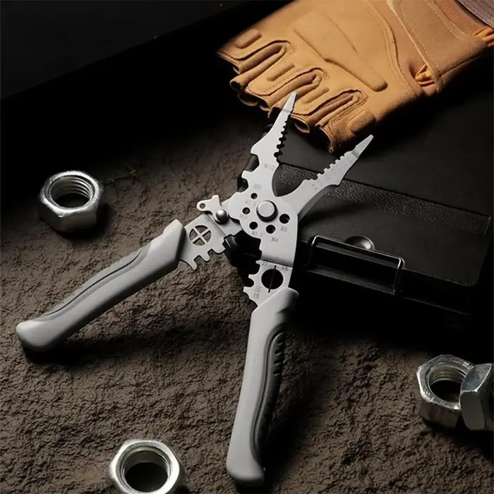 Pince multifonctionnelle pour électriciens