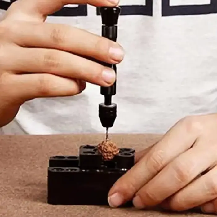 Mini ensemble d'outils avec perceuse hélicoïdale à main noire