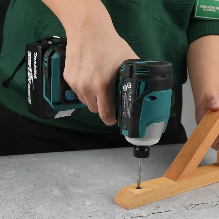 Makita DTD172 Visseuse à percussion sans fil 1/4 pouce