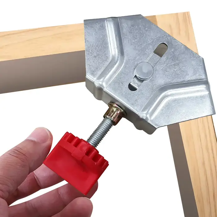 Pinces d'angle pour le travail du bois