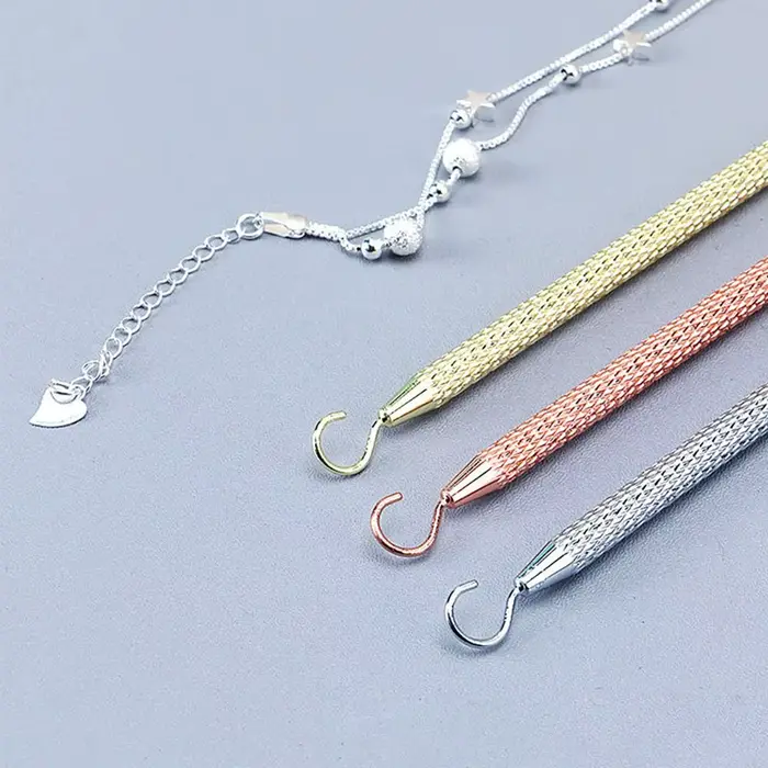 Outil d'aide à la fixation de bracelet à main