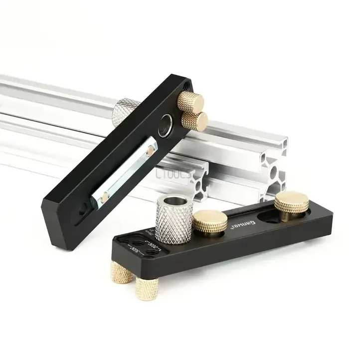 Outil auxiliaire de poinçonnage pour profilés en aluminium