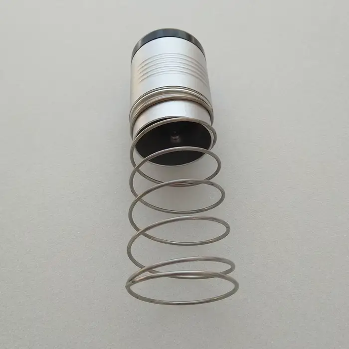 Pied presseur pour outil à couteau oscillant