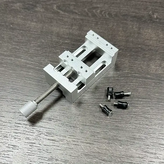 Mini étau de presse pour perceuse avec mâchoires souples en caoutchouc