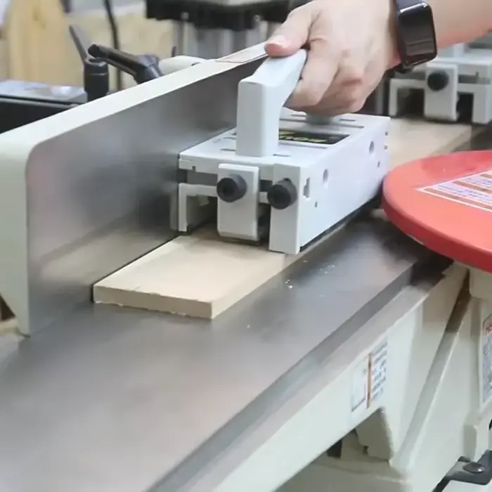 Scie de Table bloc poussoir