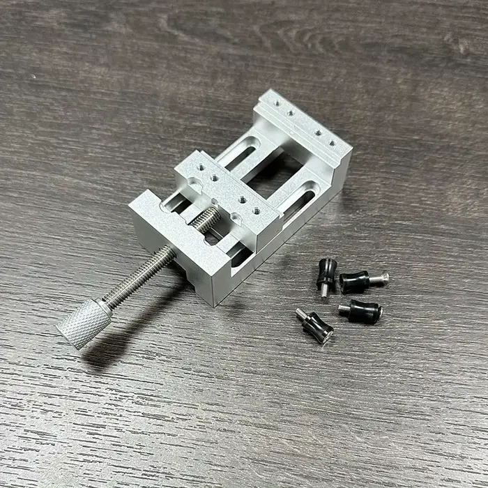 Mini étau de presse pour perceuse avec mâchoires souples en caoutchouc