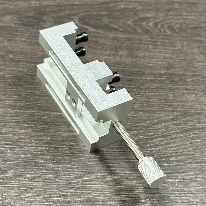 Mini étau de presse pour perceuse avec mâchoires souples en caoutchouc