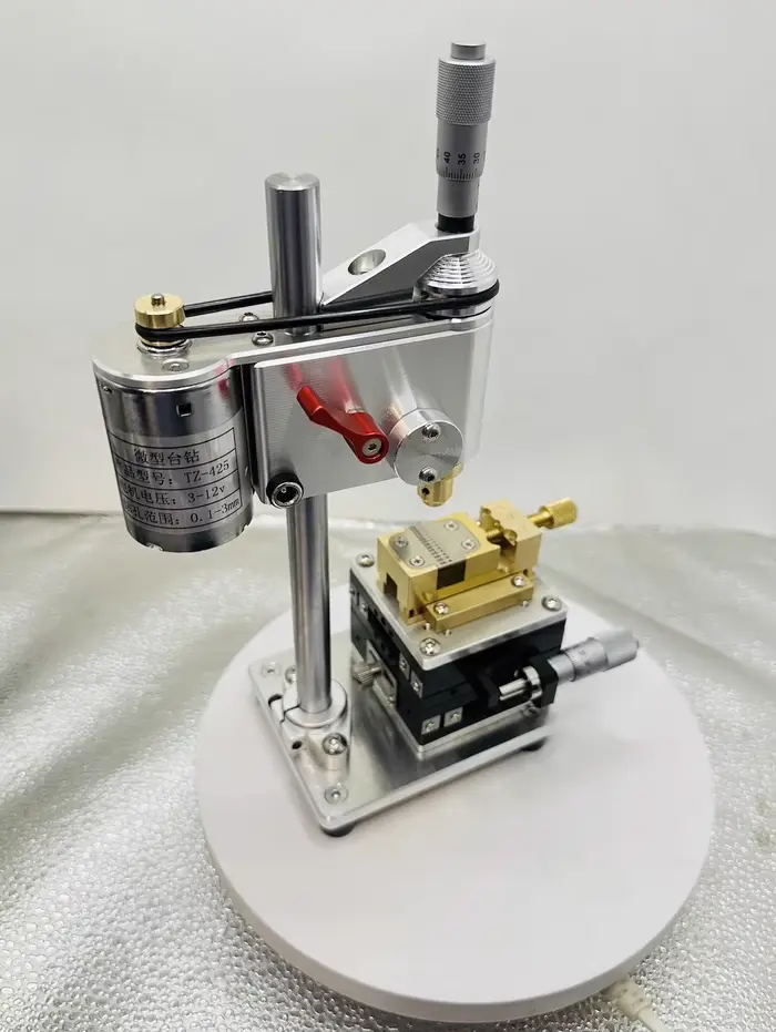 Mini perceuse de précision, outil de réparation de montre, perceuse d'établi avec adaptateur d'alimentation à vitesse réglable, mini perceuse d'établi