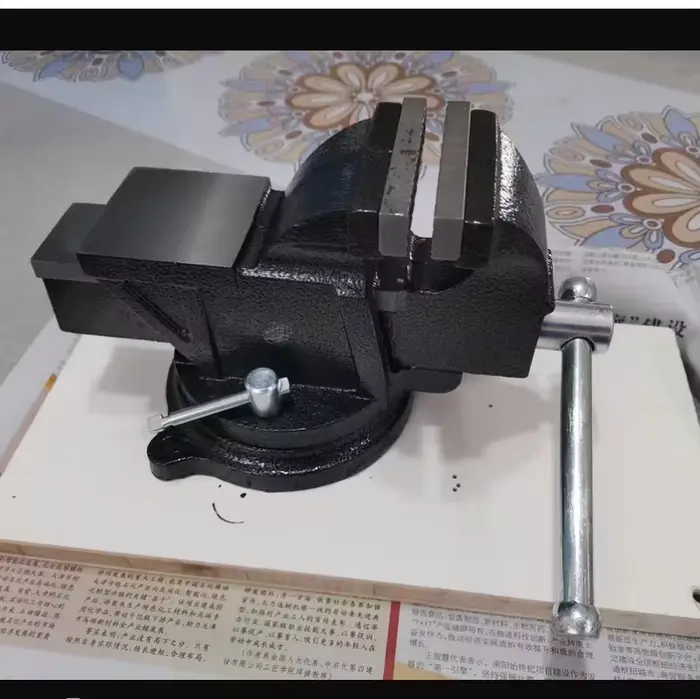 Étau d'établi industriel robuste avec multifonctionnalité pour usage domestique ED