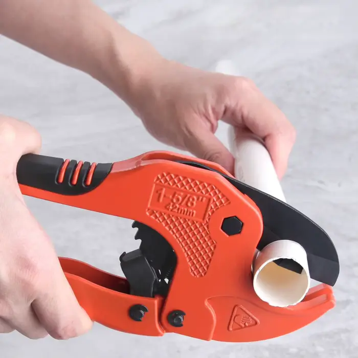 Outils de coupe de tuyaux en PVC