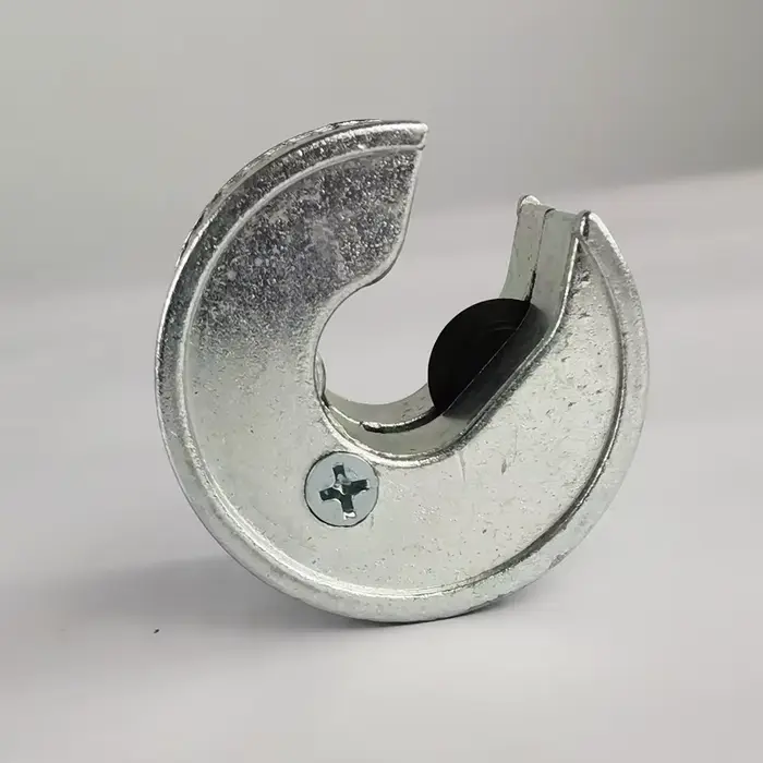 Coupe-tube autobloquant à lame distante