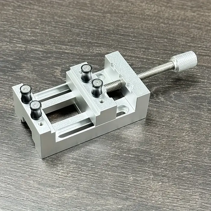 Mini étau de presse pour perceuse avec mâchoires souples en caoutchouc, plage de serrage 0-47mm, Mini pince pour l'artisanat, la modélisation et les réparations 1 pièce